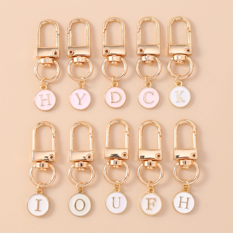 Gold Überzogene Metall Buchstaben Schlüsselanhänger Emaille Alphabet Runder Anhänger Taschenanhänger Für Damen Mädchen Schmuck