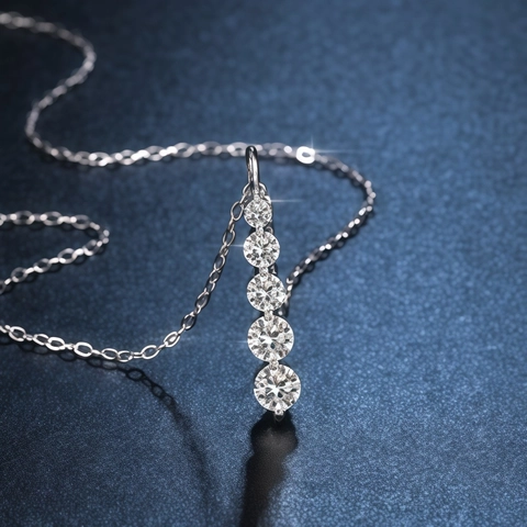 Elegante Collana in Rame Placcato Argento Con Pendente Lineare a Cinque Pietre in Zirconia Catena a Croce Gioielli Donna Regalo
