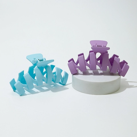 Large Frosted N-Shaped Geometric Hollow Resin Hair Claw Clip Maaron Colors Shark Clip Non-Slip Hair Accessory For Women