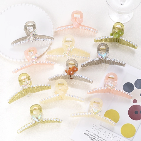 Elegant Resin Artificial Pearl Hair Claw Clip Large Heart Bear Shark Clip Fashion Shiny Hair Accessories For Women Daily Styling