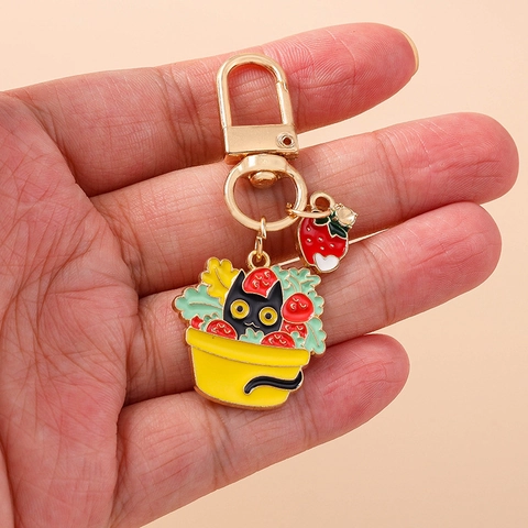 Porte-clés en Alliage de Zinc de Dessin Animé Chat Noir et Panier de Fleurs de Fraise Pendentif de Sac à Dos Animal Mignon Cadeau
