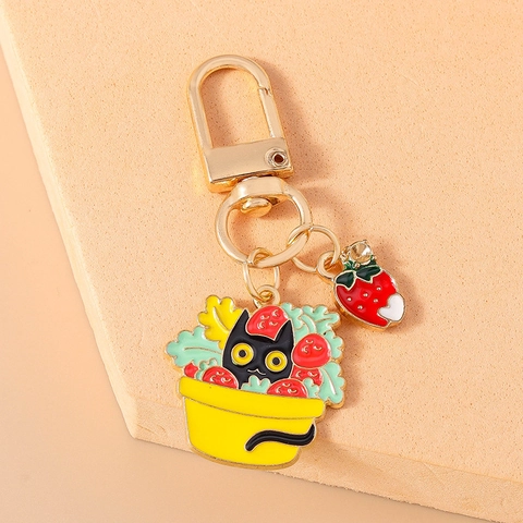 Porte-clés en Alliage de Zinc de Dessin Animé Chat Noir et Panier de Fleurs de Fraise Pendentif de Sac à Dos Animal Mignon Cadeau