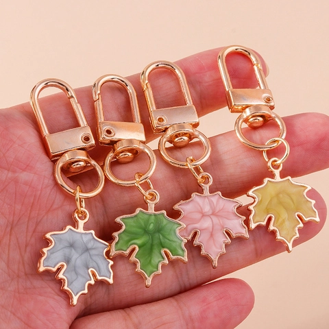 Porte-clés Feuille d'Érable à la Mode en Alliage de Zinc Pendentif Émaillé pour Sac à Dos Sac à Main Décoration Style Pastoral