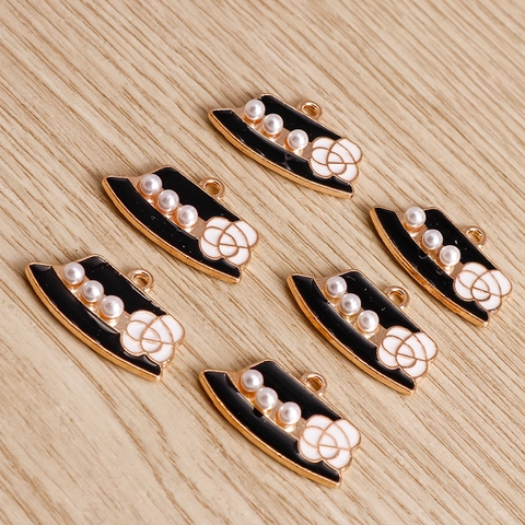 Eleganti Pendenti a Forma di Cappello da Sole in Lega di Zinco Smaltata Con Camelia e Künstliche Perle per Creazione di Gioielli DIY