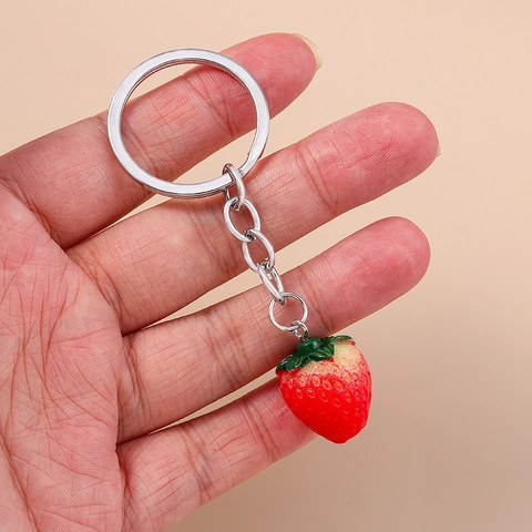 Llavero de Fruta de Simulación Realista Colgante de Resina Fresa Corazón de Manzana Adorno de Mochila Regalo Creativo Accesorio de Moda