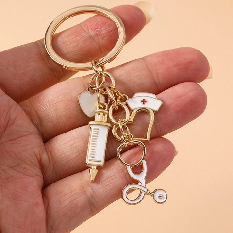 Portachiavi Creativo a Tema Medico in Lega di Zinco Placcato Oro Pendente Stetoscopio Siringa Cappello da Infermiera Cuore