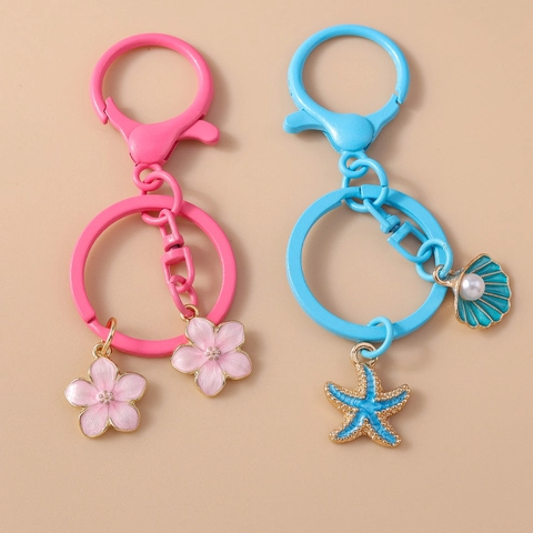 Lindo Llavero de Metal Esmaltado Flor de Cerezo Concha Estrella de Mar con Perla Artificial Colgante de Bolsa Joyería para Mujeres