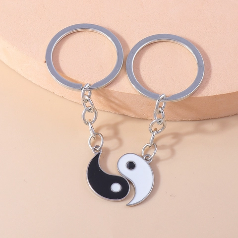 Creative Chinese Style Yin Yang Tai Chi Metal Keychain Zinc Alloy Enamel Bag Hanging Charm Jewelry For Couples Friends Gift
