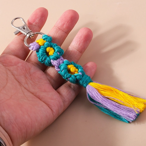 Portachiavi Artigianale con Fiori e Nappine Boho Pendente per Borsa in Filo di Cotone Margherita Regalo Donna