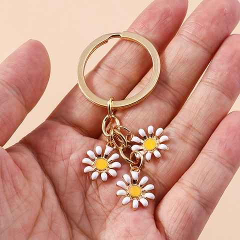 Sweet Alloy Enamel Daisy Flower Keychain Triple Floral Pendant Bag Charm For Women Girl Daily Decoration Fresh Pastoral Style
