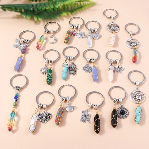 Boho Naturstein Hexagonale Säule Schlüsselanhänger Schmetterling Hamsa Hand Engel Planet Kristall Drahtumwickelt Tasche Anhänger