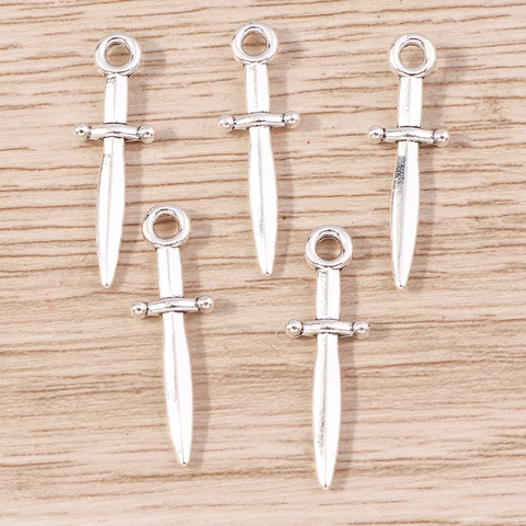Ciondoli in Lega Vintage a Forma di Pugnale Coltello Argento Galvanizzato Spada Croce Piccolo Pugnale per Collana Orecchini Fai da Te