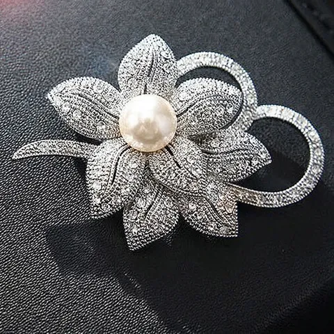 Elegante Spilla A Petali Di Fiori Lega Con Strass E Grande Perla Artificial Sintetica Accessori Moda Per Donne Spilla Raffinata
