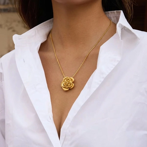 Elegante Collana Con Ciondolo Rosa In Acciaio Inossidabile Placcato Oro 18K Catena A Serpente Gioielli Stile Hepburn