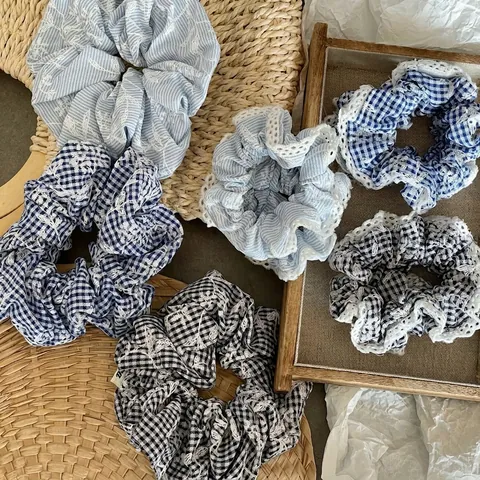 Chouchou en Tissu à Carreaux Style Coréen pour Femmes Broderie Florale avec Bord en Dentelle Blanche Accessoire Cheveux