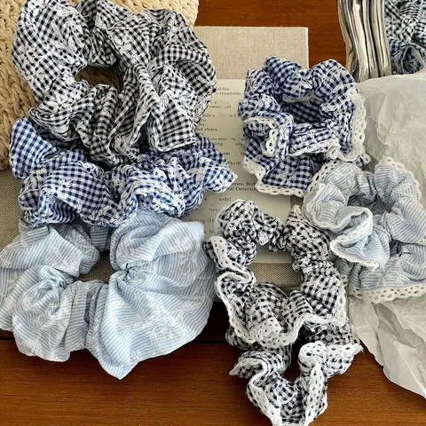 Chouchou en Tissu à Carreaux Style Coréen pour Femmes Broderie Florale avec Bord en Dentelle Blanche Accessoire Cheveux
