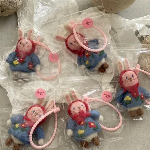 Handgefertigter Wollfilz Hase Tasche Anhänger Mit Roter Kapuze Und Blauem Blumenkleid Rosa Perlenkette Damen Rucksack Schmuck