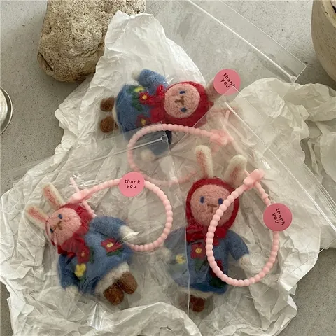Handgefertigter Wollfilz Hase Tasche Anhänger Mit Roter Kapuze Und Blauem Blumenkleid Rosa Perlenkette Damen Rucksack Schmuck