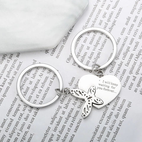Set di Portachiavi per Coppia in Acciaio Inossidabile a Forma di Farfalla e Cuore Pendente Con Lettere Incise Portachiavi in Metallo Argento per San Valentino