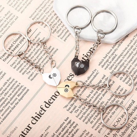 Portachiavi a Cuore Magnetico in Lega di Zinco per Coppie Motivo Sole Luna Accessorio di Moda Regalo Oro Argento Nero