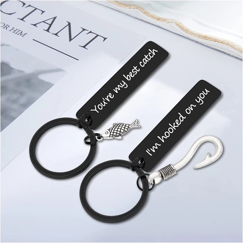 Set di Portachiavi in Acciaio Inossidabile per Coppia Regalo di San Valentino Ciondolo a Forma di Pesce e Amo Portachiavi con Targhetta Incisa