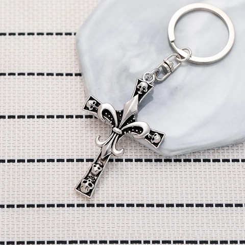 Gotischer Punk Zinklegierung Totenkopf Kreuz Schlüsselanhänger Vintage Antik Silber Fleur-de-lis Relief Auto Anhänger Halloween Geschenk