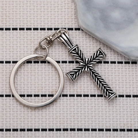 Retro Punk Zinklegierung Gedrehtes Muster Kreuz Schlüsselanhänger Antiksilber Metall Kreuz Anhänger Für Herren Damen Schmuck