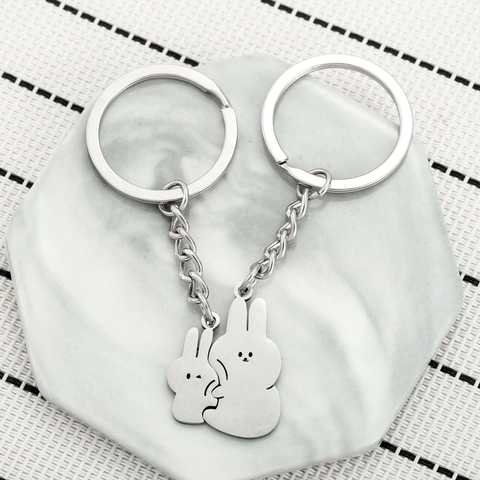 Süßer Cartoon Umarmender Hase Edelstahl Schlüsselanhänger Komplementäres Puzzle-Design Für Paare Liebhaber Valentinstag Geschenk