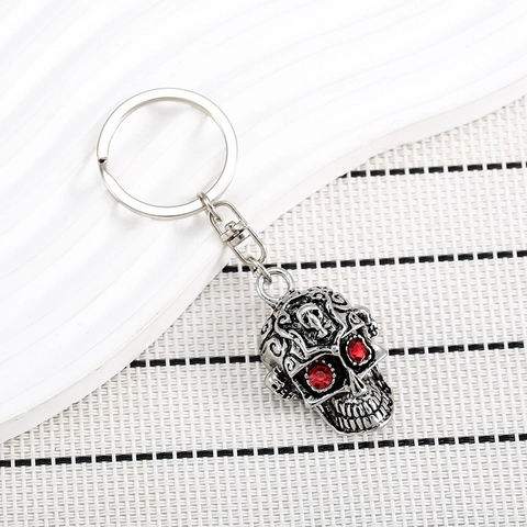 Portachiavi Teschio Gotico Vintage Occhi in Strass Rosso Argento Antico Lega di Zinco Pendente Punk Regalo per Halloween