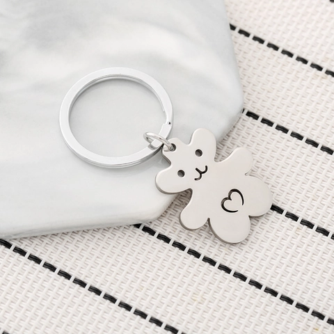 Portachiavi Orso Cuore in Acciaio Inossidabile Stile Coreano Carino Ciondolo Animale Traforato Ornamento Zaino Argento Minimalista
