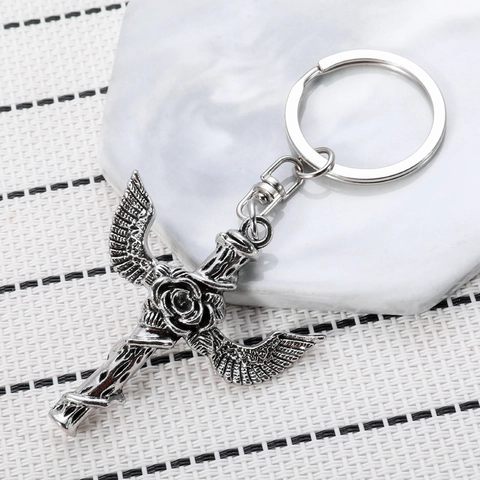 Vintage Gotische Metalen Sleutelhanger Met Roos En Gevleugeld Kruis Detail Zinklegering Voor Rugzak Sleutels Cadeau Unisex