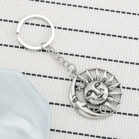 Portachiavi Asimmetrico Sole E Luna Vintage Bohémien Lega Di Zinco Mistico Celestiale Ciondolo Per Zaino Regalo Donna Uomo
