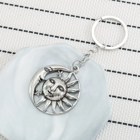 Portachiavi Asimmetrico Sole E Luna Vintage Bohémien Lega Di Zinco Mistico Celestiale Ciondolo Per Zaino Regalo Donna Uomo