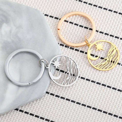 Porte-clés Moderne en Acier Inoxydable Étoile Lune Vague Pendentif Rond Évidé Anneau pour Sac à Dos Bijoux Couple Cadeau de Saint-Valentin