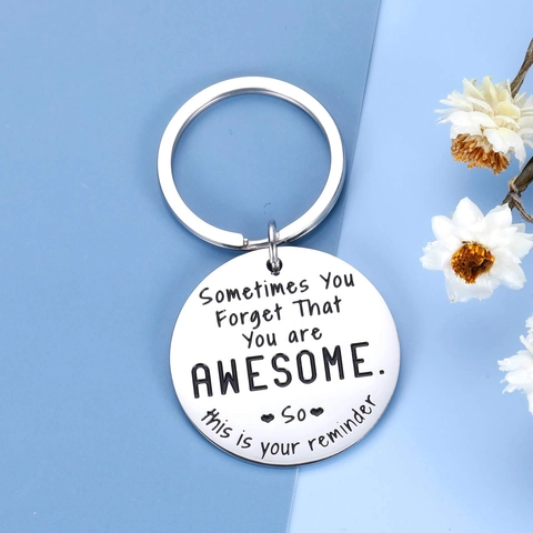Llavero Inspirador de Acero Inoxidable Grabado A Veces Olvidas Que Eres Increíble Colgante Redondo Regalo Para Amigos