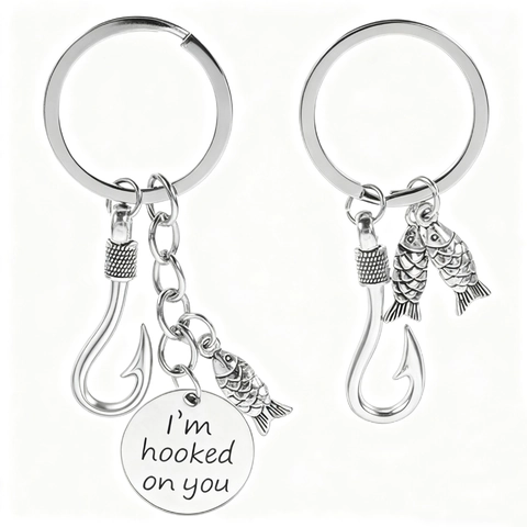 Llavero de Anzuelo de Acero Inoxidable para Hombres Novio Hooked On You Placa Redonda Grabada Colgante de Pez Regalo