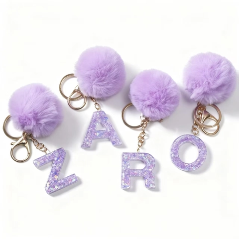 Portachiavi con Lettera in Resina Viola con Pompon in Ecopelliccia Anello in Metallo Dorato Pendente Iniziale con Glitter