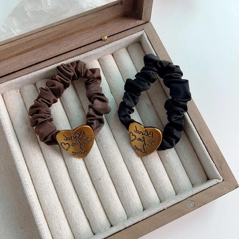 Chouchou en Tissu Plissé Vintage Avec Pendentif Coeur en Métal Élastique Pour Cheveux Femme Mode Accessoires Quotidien
