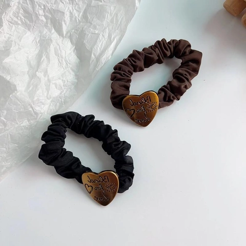 Chouchou en Tissu Plissé Vintage Avec Pendentif Coeur en Métal Élastique Pour Cheveux Femme Mode Accessoires Quotidien