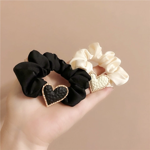 Coletero de Satén Minimalista Con Decoración de Corazón Martillado Dorado Mate Elegante Goma de Pelo para Mujer Accesorios Pelo