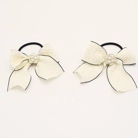 Elegante Elastico per Capelli Francese con Grande Fiocco in Tessuto e Camelia Bianco Sporco Bordo a Contrasto Nero Decorazione Floreale in Perle Artificiali Fatto a Mano Donna
