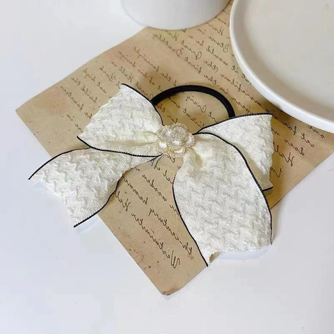 Elegante Elastico per Capelli Francese con Grande Fiocco in Tessuto e Camelia Bianco Sporco Bordo a Contrasto Nero Decorazione Floreale in Perle Artificiali Fatto a Mano Donna