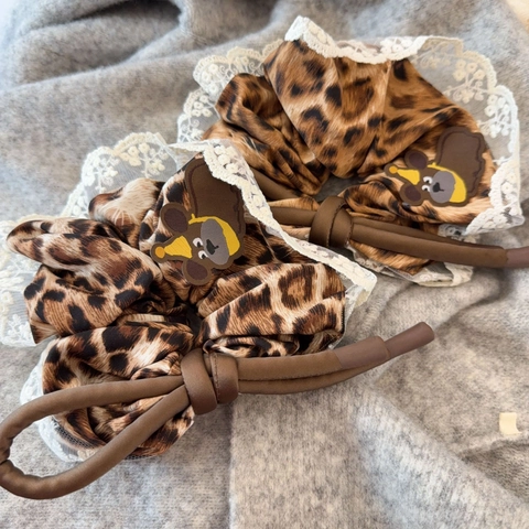 Elastico per Capelli Vintage in Tessuto Leopardato Con Bordo in Pizzo Bianco e Decorazione a Orsetto Fiocco Dolce per Donna