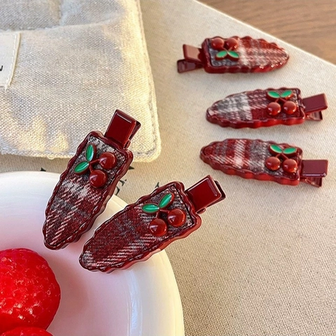 Pince à Cheveux Bec de Canard en Tissu Plaid Cerise Douce pour Femmes Accessoires de Cheveux Vintage Faits à la Main