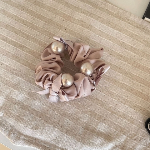 Coletero Elegante de Satén con Lazo y Perlas Artificiales para Mujer Estilo Coreano Goma de Pelo Color Champaña Accesorios para Pelo