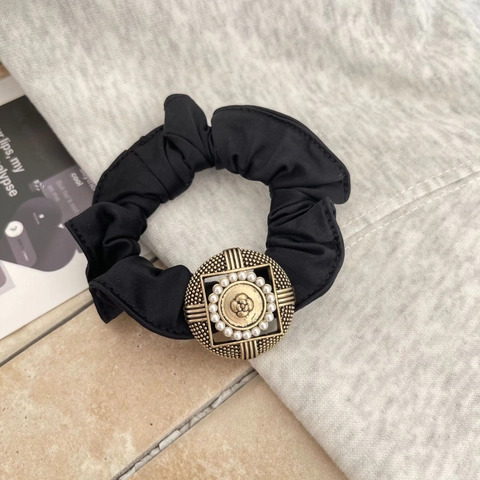 Coletero de Satén con Flor de Camelia Vintage para Mujer Dije de Metal Bronce con Perla Artificial Accesorios para el Cabello