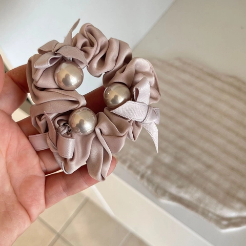 Coletero Elegante de Satén con Lazo y Perlas Artificiales para Mujer Estilo Coreano Goma de Pelo Color Champaña Accesorios para Pelo