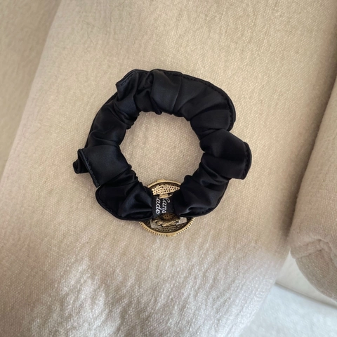 Coletero de Satén con Flor de Camelia Vintage para Mujer Dije de Metal Bronce con Perla Artificial Accesorios para el Cabello