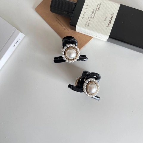 Baroque Artificial Pearl Hair Claw Clip For Women Hepburn Style Elegant Black Mini Shark Clip Fashion Hair Accessories