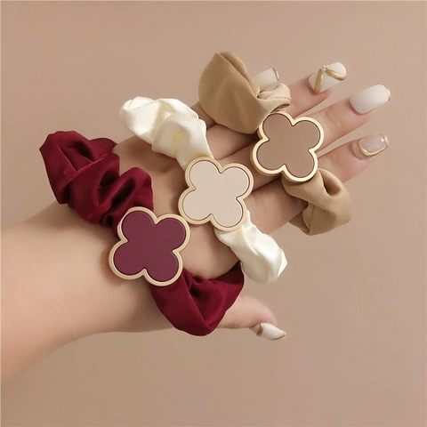 Eleganter Satin Scrunchie Mit Metall Vierblättrigem Kleeblatt Dekor Hoch elastische Haargummis Im Koreanischen Stil Für Damen